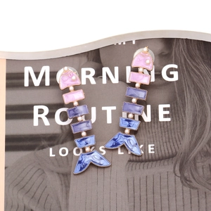 Détails des boucles d'oreilles arêtes de poisson avec dégradé rose-bleu et perles
