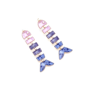 Vue détaillée des boucles d'oreilles poisson émaillées avec perles et bords dorés