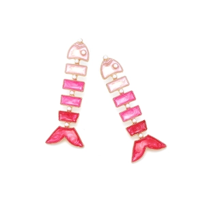 Détail de boucles d'oreilles arête de poisson en émail dégradé rose et perles