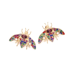 Gros plan sur les boucles d'oreilles abeille avec strass colorés et détails en perles
