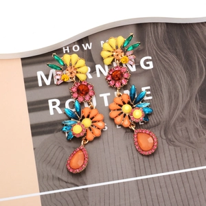 Blumige Ohrhänger mit bunten Kristallen und orangem Tropfenstein im Boho-Stil