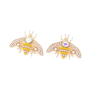 Détail macro de boucles d'oreilles abeille avec perles et pierres de cristal irisées