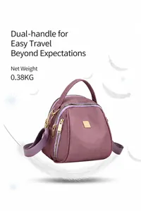 Dettaglio borsa viola in nylon con cerniere multistrato e peso netto leggero del prodotto