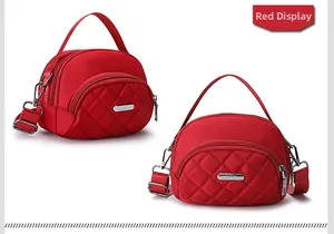 Dettaglio della borsa rossa in nylon trapuntato con logo Fashion argento e doppia zip