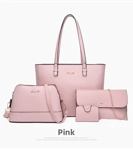Dettaglio del set di 4 borse rosa in pelle PU trapuntata con catene dorate eleganti
