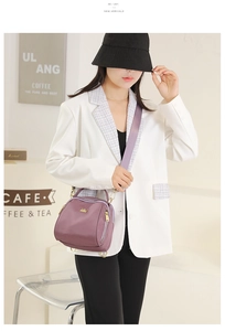 Borsa a conchiglia in nylon viola indossata da modella in un caffè per uno stile casual