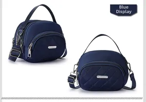 Dettaglio della borsa in nylon trapuntato blu con doppie zip e targhetta in metallo