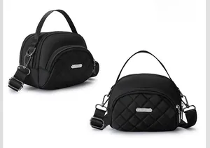 Dettaglio della borsa a tracolla in nylon nero impermeabile con tasca trapuntata e logo