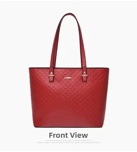 Vista frontale della borsa tote in ecopelle rossa trapuntata con finiture dorate