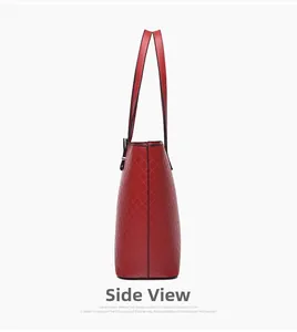Vista laterale della borsa tote rossa trapuntata con motivo a rombi e trama in pelle