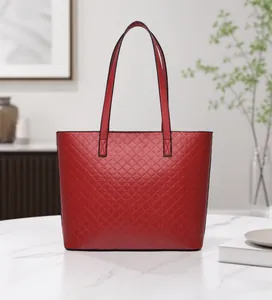 Vista posteriore della borsa tote rossa trapuntata con motivo a rombi in finta pelle