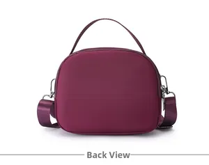 Vista posteriore della borsa bordeaux in nylon con tracolla regolabile e finiture