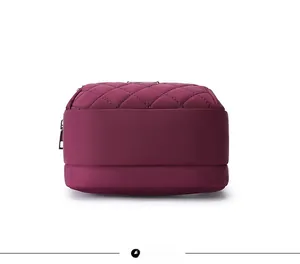 Vista dettagliata del fondo della borsa in nylon fucsia con trapuntatura e cerniere metalliche
