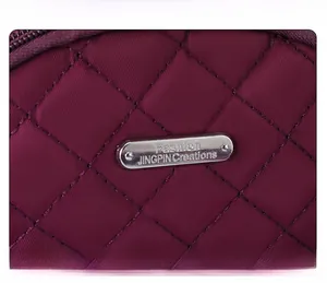 Vista dettagliata della borsa in nylon trapuntato bordeaux con logo in metallo argentato