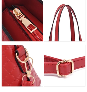 Dettagli della borsa rossa goffrata con cerniere metalliche dorate e cuciture fini