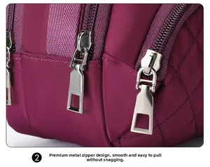Dettaglio della cerniera in metallo argento e tessuto in nylon trapuntato viola