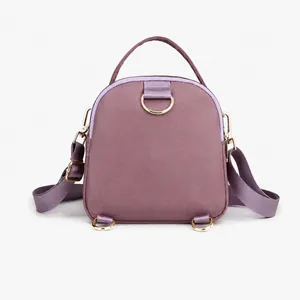 Vista posteriore della borsa in tessuto Oxford lavanda con anelli a D dorati e spalline