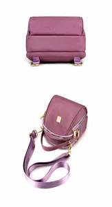 Dettaglio della borsa in tessuto Oxford viola con doppia cerniera e logo dorato