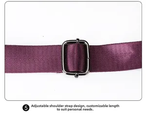 Dettaglio della tracolla regolabile in nylon viola con fibbia a scorrimento in metallo