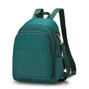 Sac à dos en nylon vert foncé imperméable avec détails dorés et poches zippées