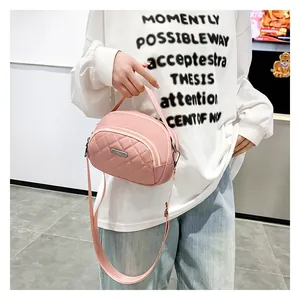 Dettaglio della borsa a tracolla in nylon trapuntato rosa con doppie cerniere e cinturino