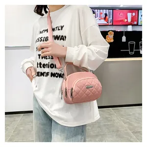 Borsa a tracolla in nylon trapuntato rosa con tre cerniere e tracolla regolabile