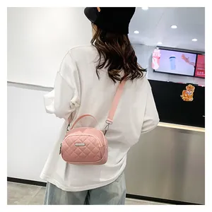 Dettaglio della borsa a tracolla in nylon rosa impermeabile con tasca trapuntata e tracolla