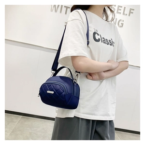 Vista laterale della borsa a tracolla in nylon blu scuro con tasca trapuntata