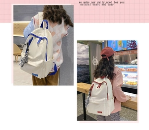 Détails du sac à dos en nylon avec liserés contrastés et pendentif en damier