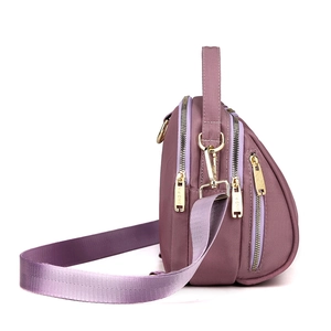 Elegante borsa a conchiglia in nylon viola con tre scomparti a zip e tracolla