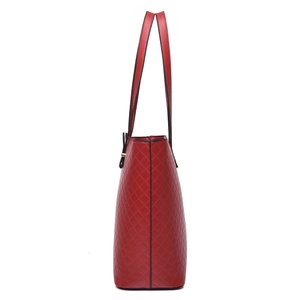 Borsa a spalla trapuntata rosso scuro da donna con elegante motivo a rombi vista laterale