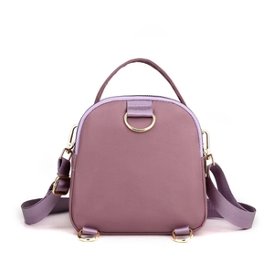 Versatile borsa a conchiglia in nylon lavanda per donna con finiture in oro lucido