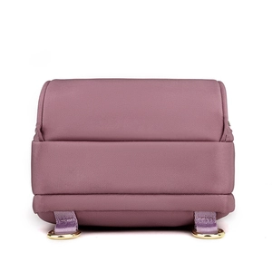 Vista posteriore della borsa in nylon viola con strati imbottiti e anelli in metallo