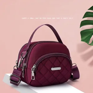 Borsa a mano da donna in nylon bordeaux impermeabile con dettagli trapuntati e tracolla