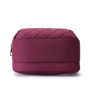 Borsa a tracolla in nylon bordeaux impermeabile con trapuntatura a rombi e zip in metallo