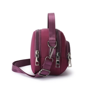 Borsa a mano in nylon bordeaux impermeabile con più cerniere e tracolla regolabile