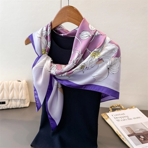 Foulard élégant en soie artificielle à fleurs violettes et blanches, porté en châle