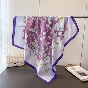 Élégant foulard en soie violet et blanc à motif floral drapé sur un support en métal
