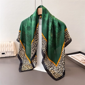 Elegante foulard in finta seta verde smeraldo con motivi floreali e stampa leopardata