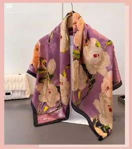 Détail d'un élégant foulard en soie à fleurs lilas avec bordure noire sur un cintre