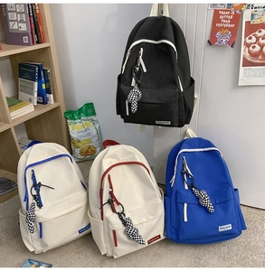 Détails de sacs à dos en nylon multicolores avec pendentifs à damier et poches de côté