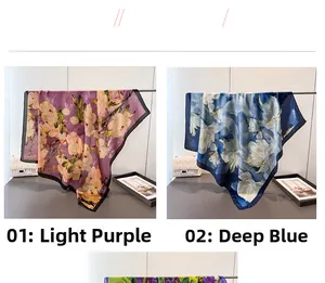 Détail de foulards en soie florale en lilas clair et bleu foncé sur des supports