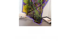 Détail d'un foulard en soie avec peinture à l'huile d'iris violets et bords roulés main