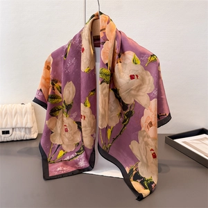 Élégant foulard en soie violet à fleurs blanches et bordure noire sur cintre