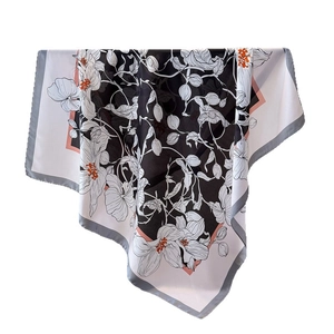 Carré de soie élégant avec imprimé floral noir et blanc et détails de couleur corail