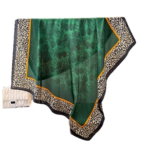 Elegante sciarpa in seta verde scuro con fiori e bordi con stampa leopardata