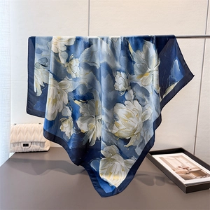 Carré de soie bleu marine élégant à fleurs avec accessoires de mode sophistiqués