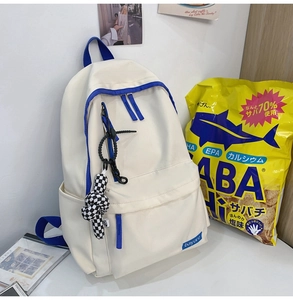 Grand sac à dos en toile crème avec contrastes bleus et porte-clé à damier chic