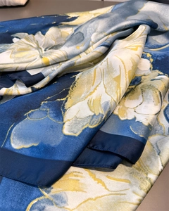 Gros plan d'un élégant foulard en soie aux motifs floraux abstraits bleus, blancs et jaunes