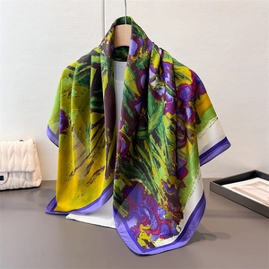 Détail d'un foulard en soie artistique avec imprimé peinture à l'huile et bords violets